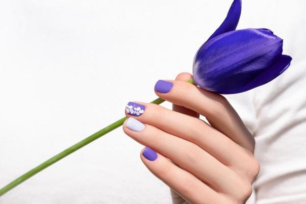Ongles couleur lavande : tout sur cette tendance printanière - Lavande à fleurs blanches