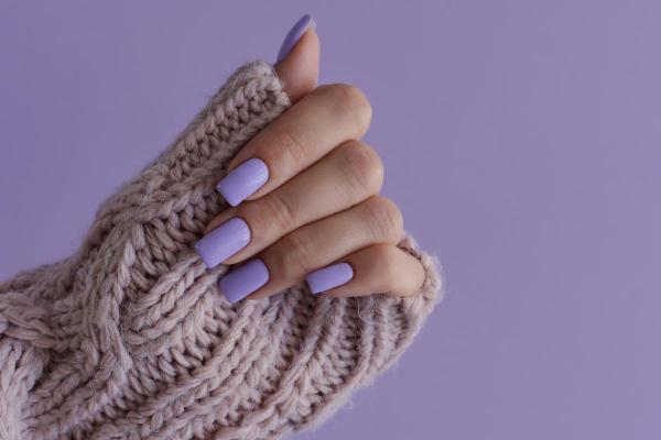 Ongles couleur lavande : tout sur cette tendance printanière - Lavande pastel avec finition mate