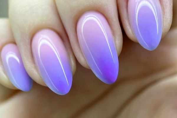 Ongles couleur lavande : tout sur cette tendance printanière - Ongle lavande avec dégradé (ombré)