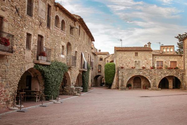 Les plus beaux villages de la Costa Brava - Monells : entre arcos y plazas que cautivan el corazón