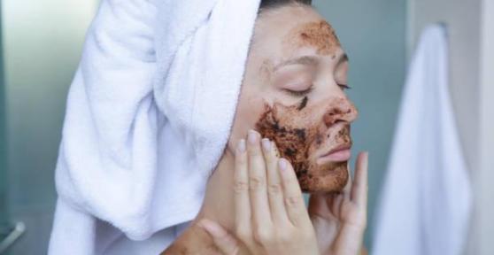 Masque au marc de café pour unifier le teint