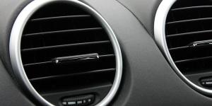 Pourquoi la climatisation de votre voiture ne refroidit pas