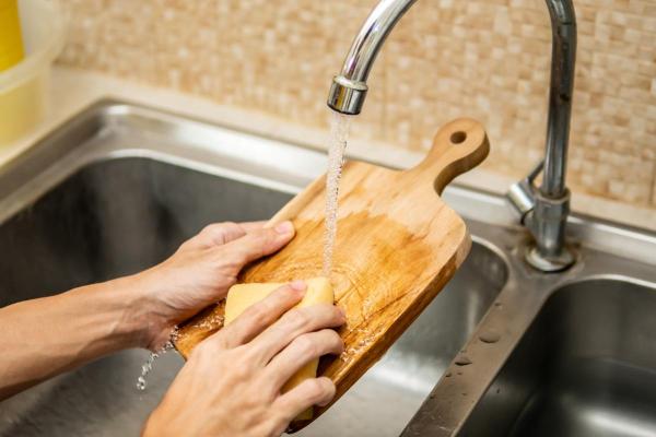 Comment nettoyer une planche à découper en bois