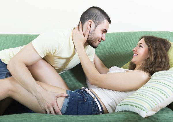 Positions pour faire l'amour sur le canapé