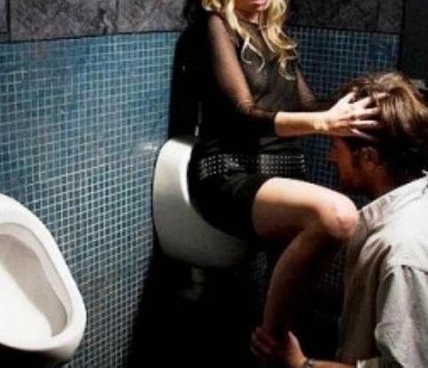 Comment avoir un rapport sexuel dans des toilettes publiques