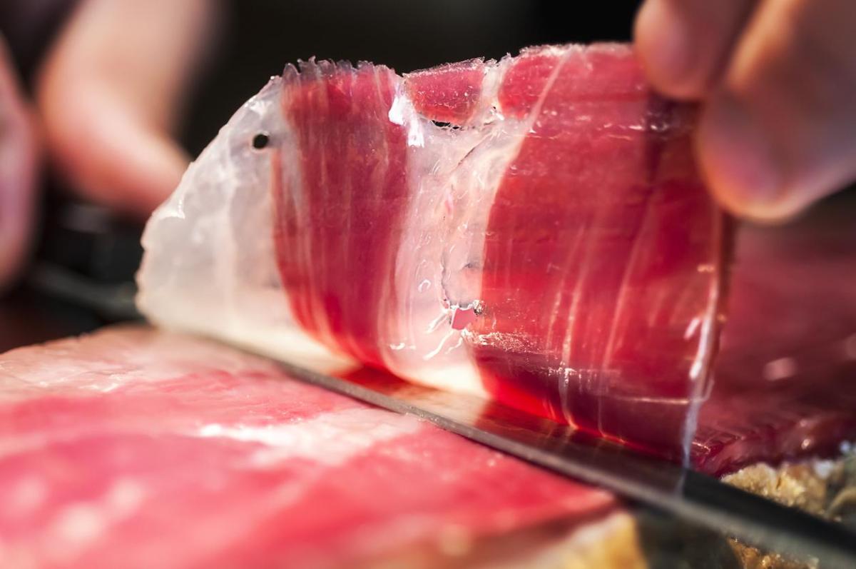 Comment couper un jambon cru