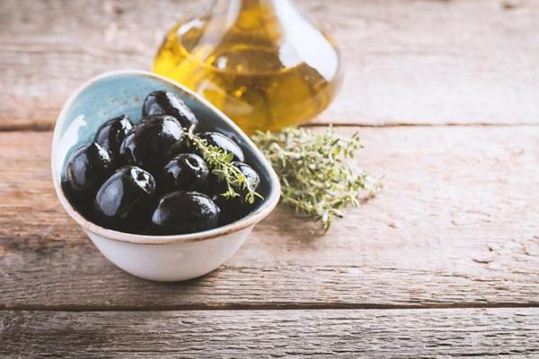 Préparation des olives noires