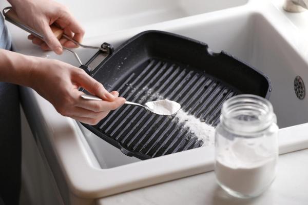 Nettoyer une poêle brûlée - Bicarbonate et vinaigre