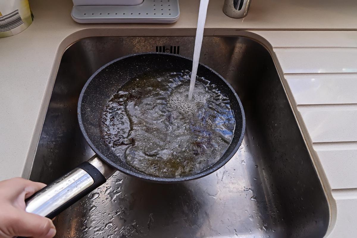 5 TECHNIQUES pour NETTOYER une POÊLE BRÛLÉE