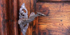 Comment nettoyer les portes en bois