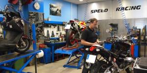 Pourquoi de l'huile sort du pot d'échappement de ma moto