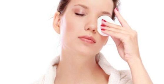 Comment faire un démaquillant maison pour les yeux