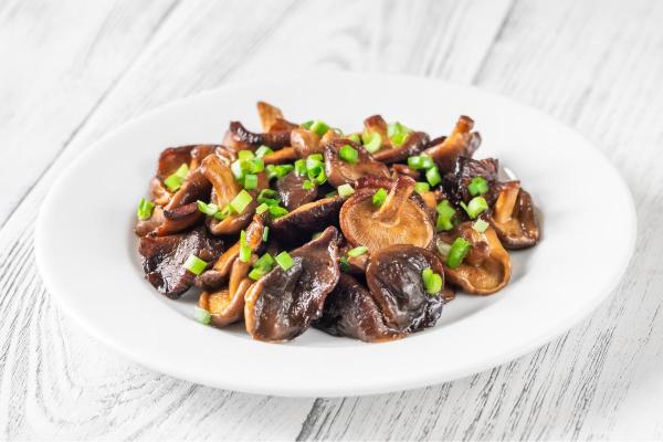 Champignons shiitake: bienfaits, dangers et recettes - Comment manger des champignons shiitake