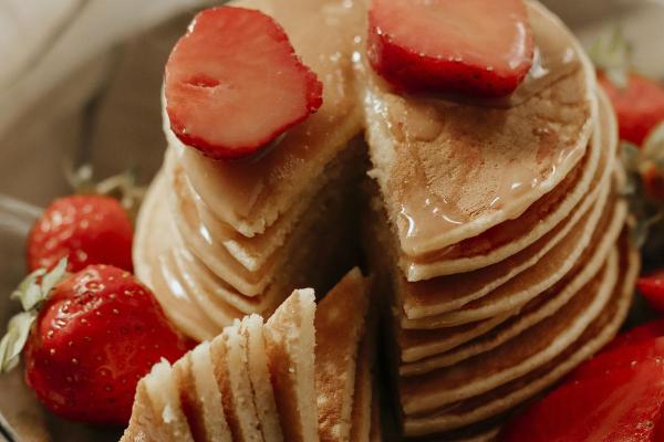 Petit déjeuner à base de flocons d'avoine - Crêpes à l'avoine et aux fraises