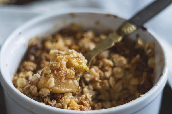 Petit déjeuner à base de flocons d'avoine - Flocons d'avoine à la cannelle, pomme, raisins et lait végétal