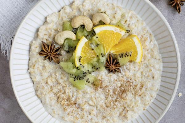 Petit déjeuner à base de flocons d'avoine - Porridge d'avoine