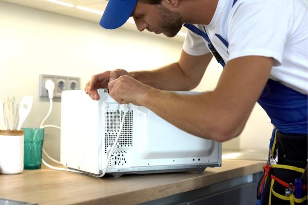 Micro-ondes qui ne chauffe plus - Causes et que faire - La prise ne fonctionne pas correctement
