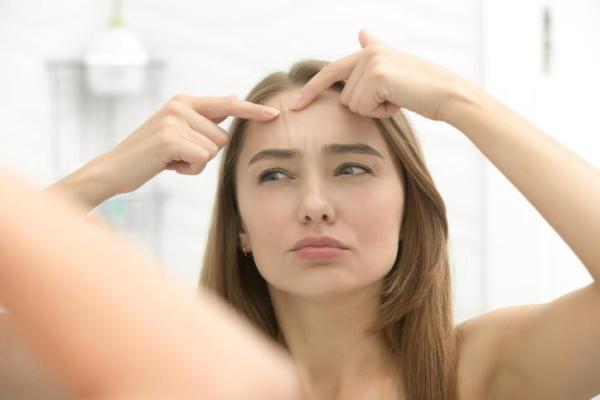 Boutons sur le front - Signification, comment les enlever