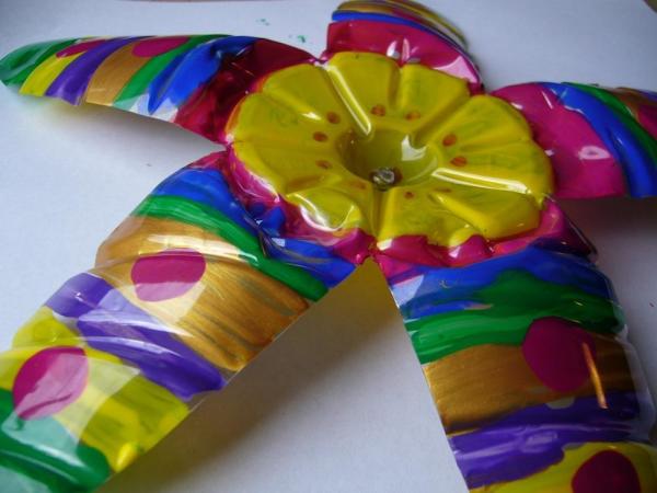 Comment faire une fleur avec une bouteille en plastique