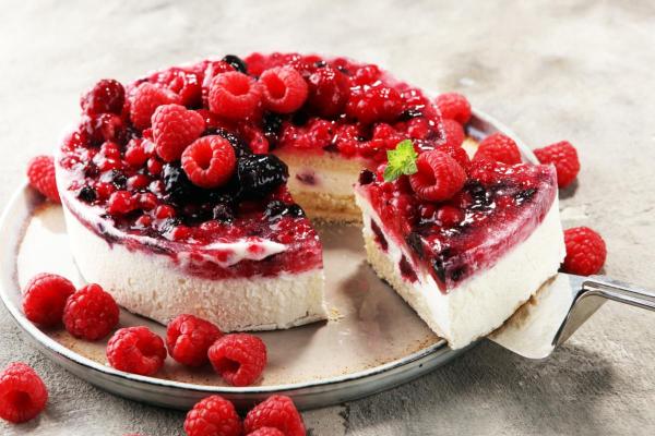 Desserts de Saint-Valentin - Cheesecake à la rose et à la framboise : un délice floral et fruité