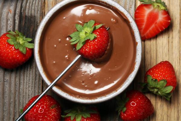 Desserts de Saint-Valentin - Fondue de fraises au chocolat : un classique qui ne se démode pas
