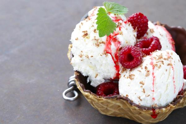 Desserts de Saint-Valentin - Glace maison à la vanille et aux framboises : simplicité et saveur pure