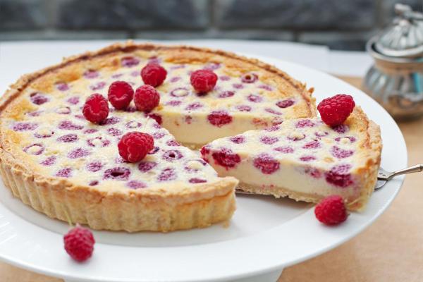 Desserts de Saint-Valentin - Tarte aux framboises et au chocolat blanc : le duo parfait parmi tous les gâteaux aux chocolat de Saint-Valentin
