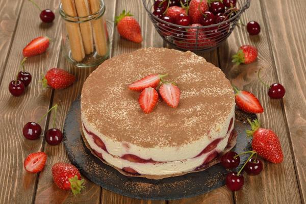 Desserts de Saint-Valentin - Tiramisu aux fruits rouges : élégance et saveur dans chaque couche