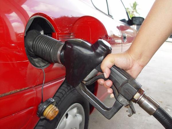 Que faire si votre voiture sent l'essence