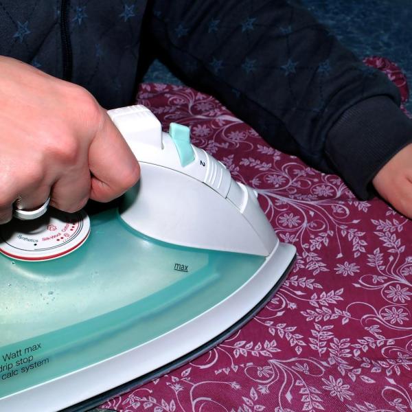 Comment enlever un écusson thermocollant